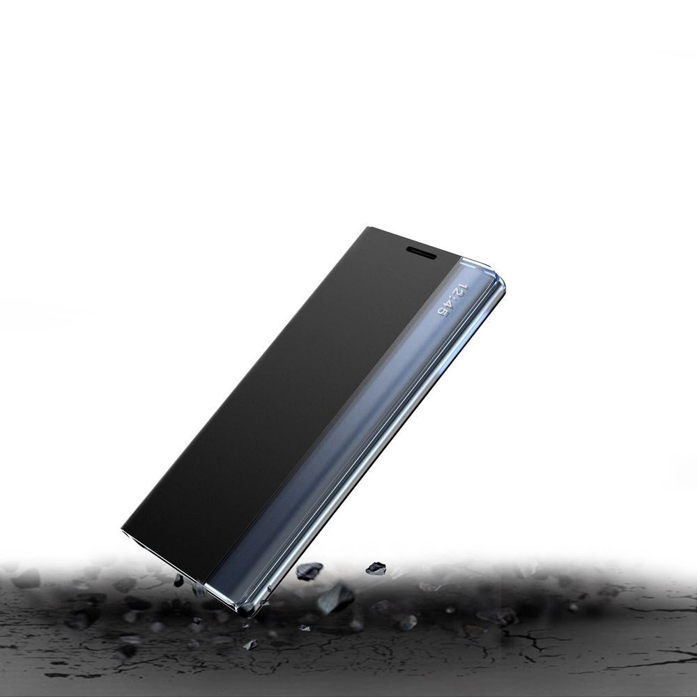 Pokrowiec na telefon w kolorze czarnym z przezroczystą częścią, ukazujący godzinę 12:45. Produkt unosi się nad powierzchnią z pęknięciami i unoszącymi się odłamkami.