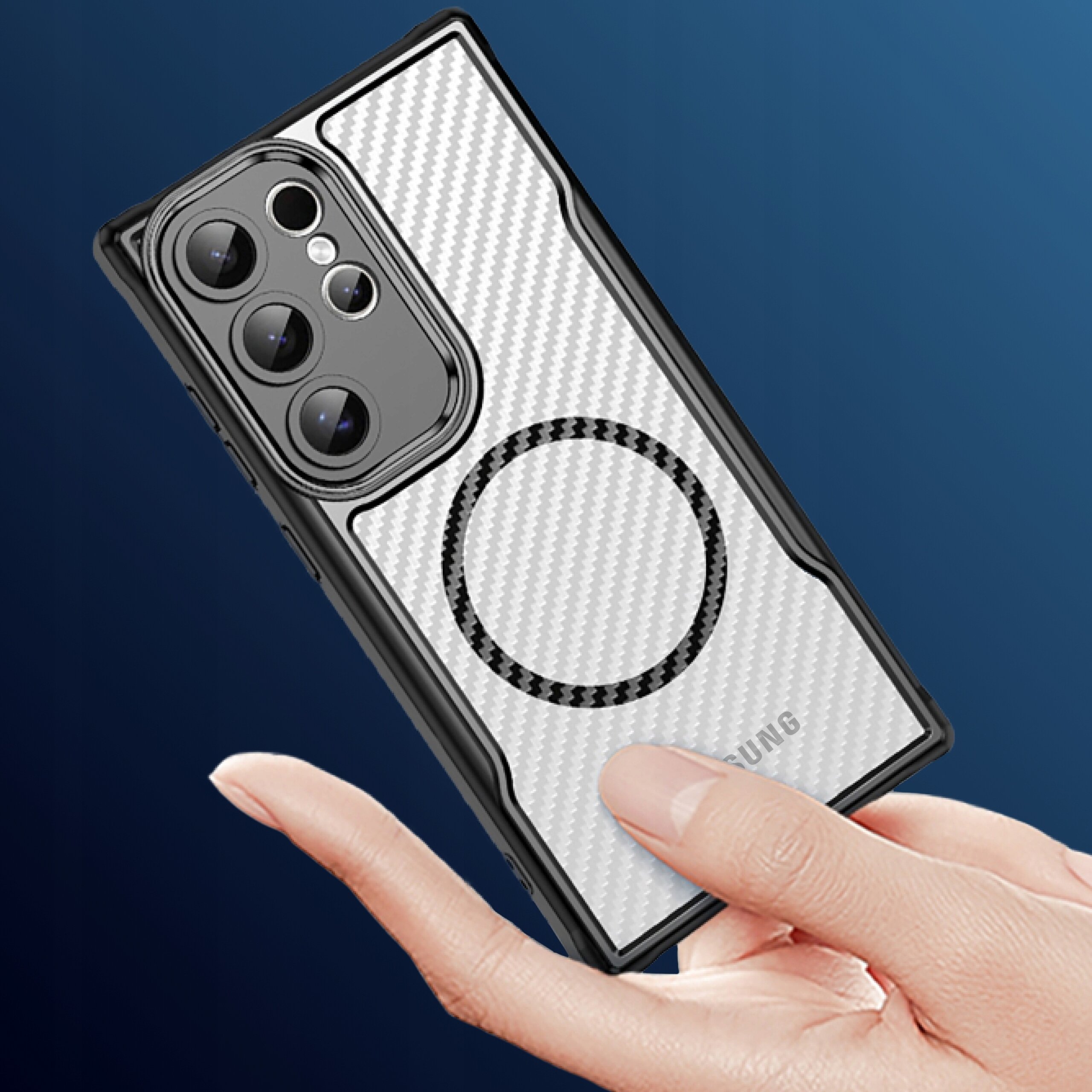 Osoba trzyma telefon w czarnym, pancernym etui z białym, karbonowym wzorem i okrągłym wycięciem. Na etui widoczny jest napis \'SAMSUNG\'.