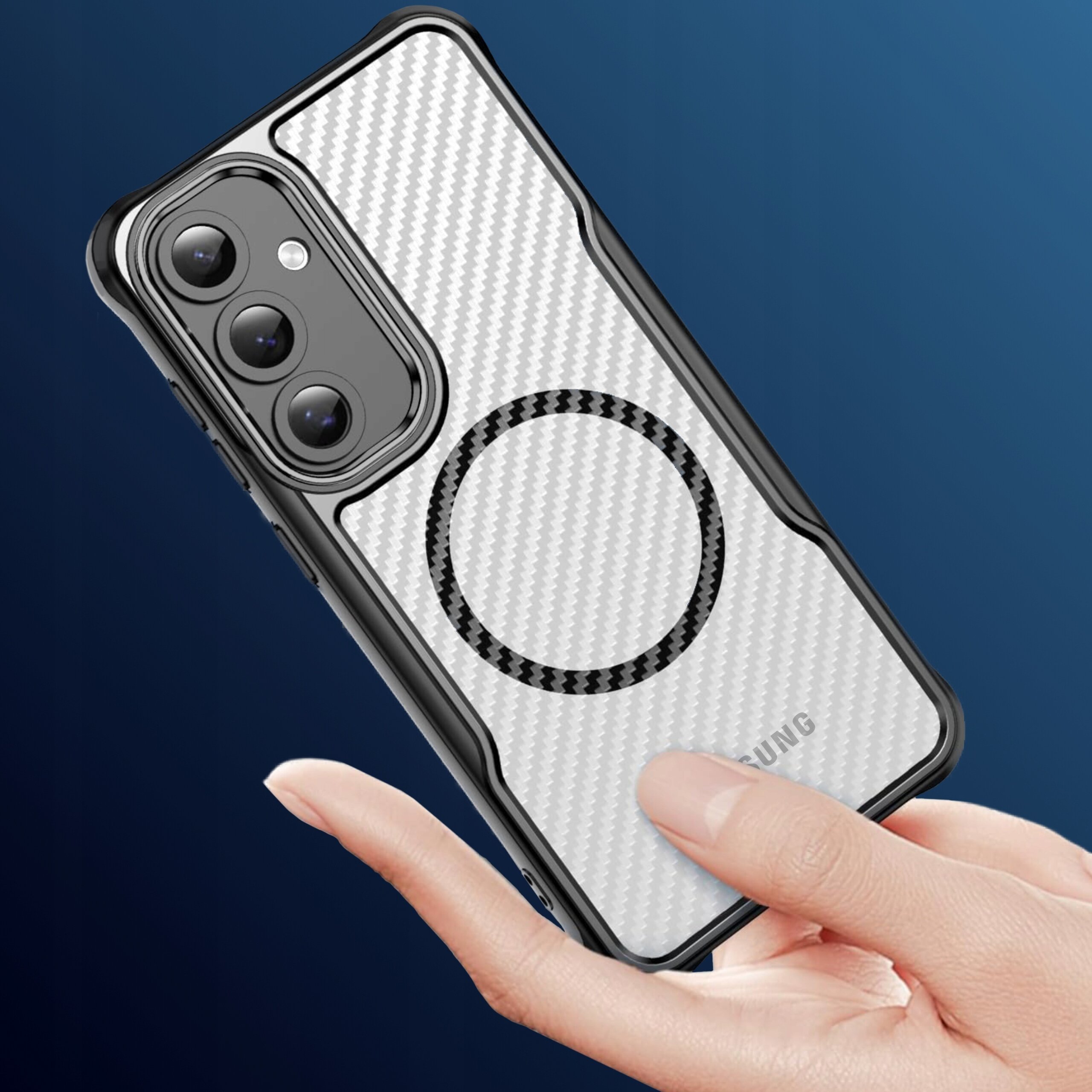 Osoba trzyma telefon w etui o wzorze przypominającym włókno węglowe z widocznym okręgiem na środku. Na etui znajduje się napis \'SAMSUNG\'.