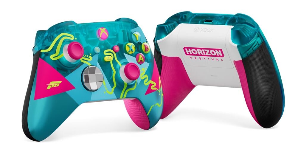 Dwa kontrolery do konsoli Xbox w kolorach turkusowym, różowym i czarnym z kolorowymi przyciskami. Na jednym z nich widnieje napis \'HORIZON FESTIVAL\'.