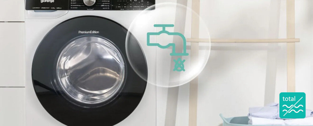 Pralka z czarnym frontem i srebrnym bębnem, z widocznym logo \'gorenje\' oraz ikoną kranu na przezroczystym tle. W prawym dolnym rogu znajduje się niebieski symbol z napisem \'total\'.