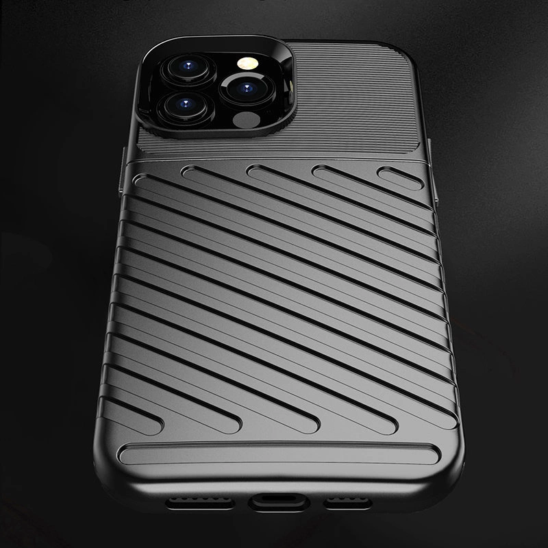 Czarne etui na telefon z diagonalnymi żłobieniami i wycięciem na aparat z trzema obiektywami oraz lampą błyskową. Powierzchnia etui jest matowa i ma teksturę w postaci linii.