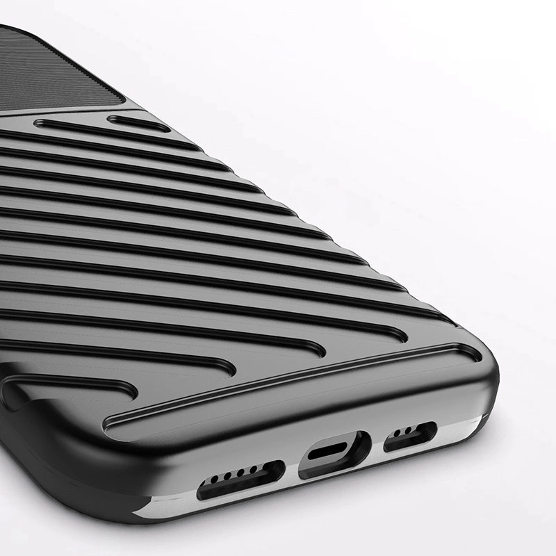 Obraz przedstawia czarne etui na telefon z wyraźnymi, ukośnymi żłobieniami na powierzchni. Widoczne są otwory na porty i głośniki na dolnej krawędzi etui.