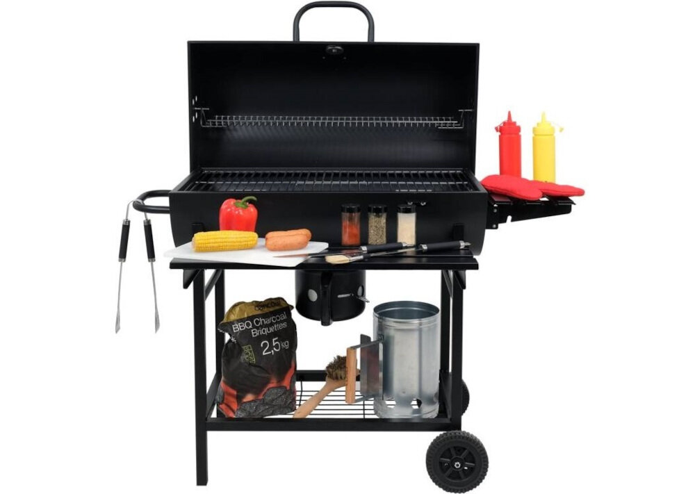 Grill węglowy z otwartą pokrywą, na którym znajdują się przyprawy, szczypce, szczotka, rękawice, ketchup, musztarda oraz warzywa. Pod grillem widoczny jest worek z węglem drzewnym o wadze 2,5 kg i metalowy pojemnik.