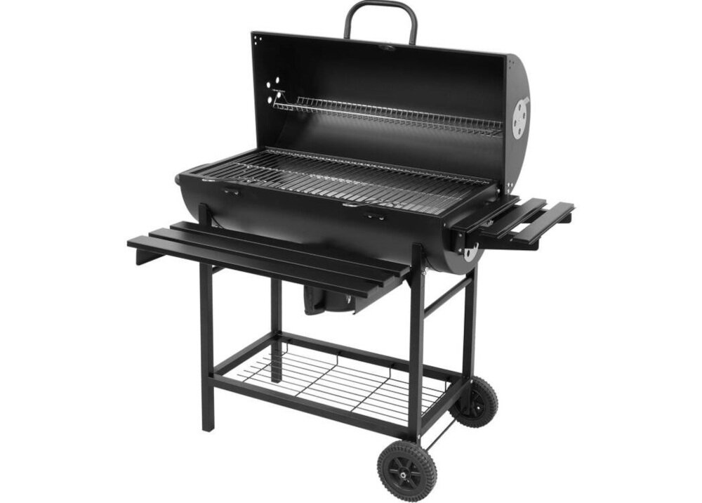 Czarny grill węglowy z otwartą pokrywą, posiada ruszt i dodatkową półkę na akcesoria. Grill jest wyposażony w kółka ułatwiające transport oraz dolną półkę na przechowywanie.
