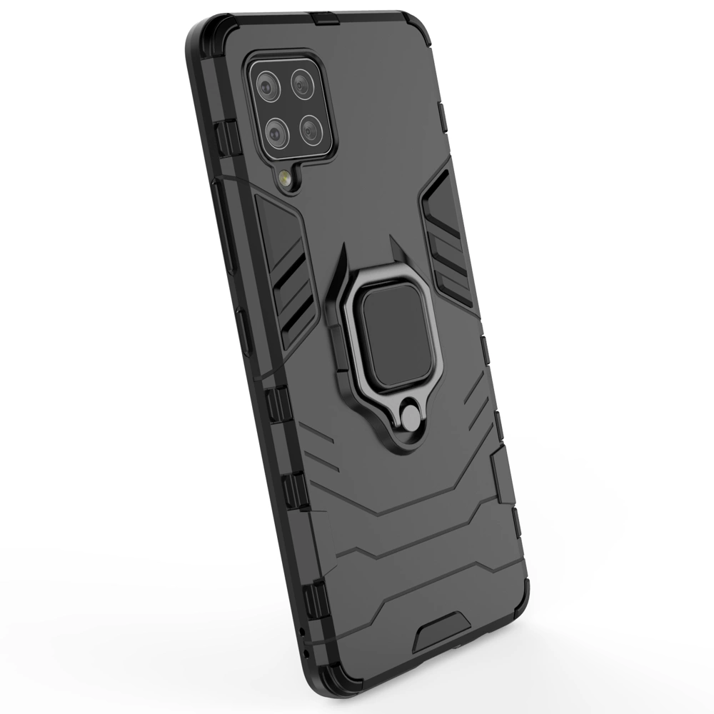 Czarne etui ochronne z wyraźnymi liniami i wbudowanym magnetycznym uchwytem na tylnej części. W górnym rogu widoczny jest otwór na aparat z czterema obiektywami i lampą błyskową.