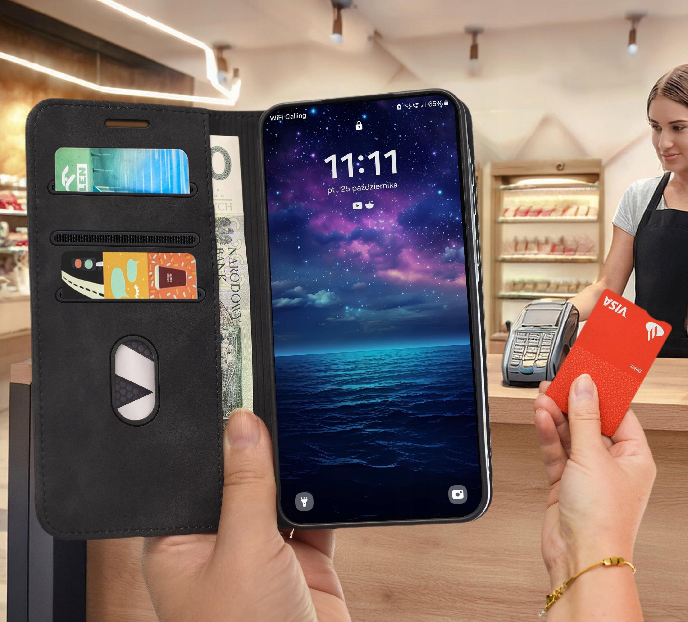 Etui z klapką do telefonu Samsung S25 Ultra, zamykane magnetycznie, skórzane, z widocznym banknotem i kartami w kieszeniach, obok osoba trzymająca czerwoną kartę płatniczą przy terminalu. Na ekranie telefonu widoczna jest godzina 11:11 oraz data piątek, 25 października.