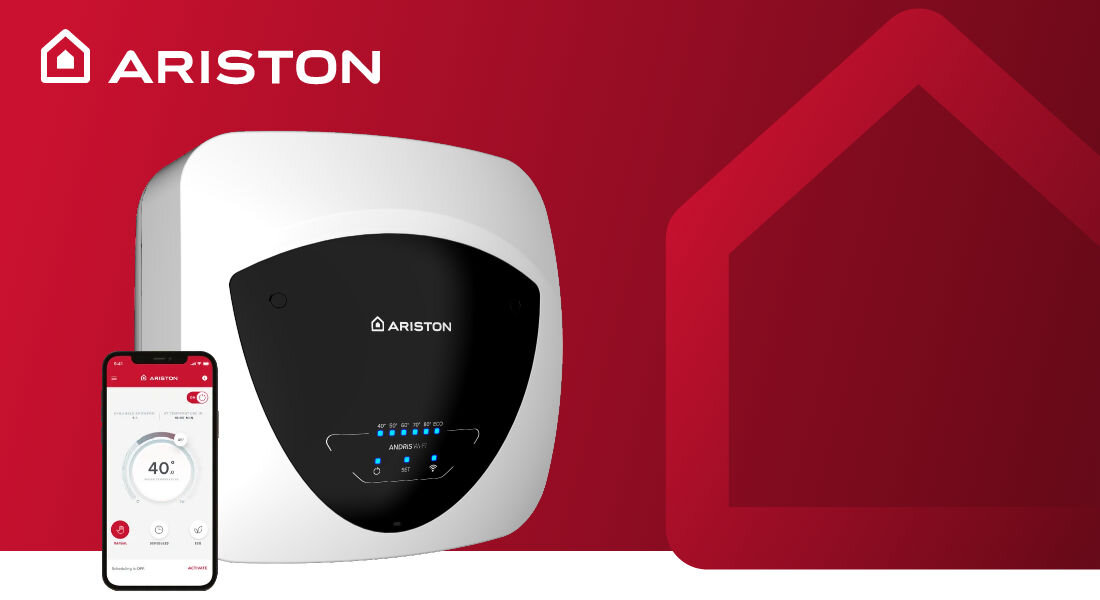Obraz przedstawia bojler elektryczny z logo ARISTON na czerwonym tle. Obok widoczny jest smartfon z aplikacją pokazującą temperaturę 40°C.