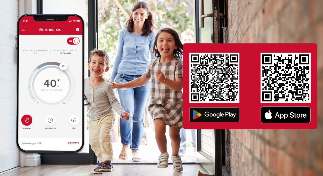 Obraz przedstawia ekran aplikacji na smartfonie z logo ARISTON, pokazujący temperaturę 40°C. Obok znajdują się dwa kody QR z ikonami Google Play i App Store oraz w tle widać kobietę z dwójką dzieci wchodzących do pomieszczenia.
