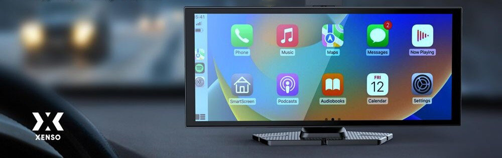 Na obrazie widoczny jest ekran samochodowego tabletu z ikonami aplikacji, takimi jak Phone, Music, Maps, Messages, SmartScreen, Podcasts, Audiobooks, Calendar i Settings. W lewym dolnym rogu znajduje się logo XENSO.