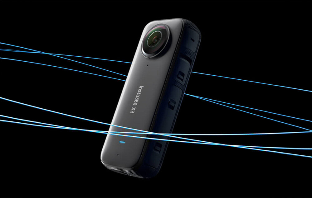 Czarna kamera sportowa z widocznym obiektywem i napisem \'INSTA360 X3\' na obudowie. W tle znajdują się niebieskie linie na czarnym tle.