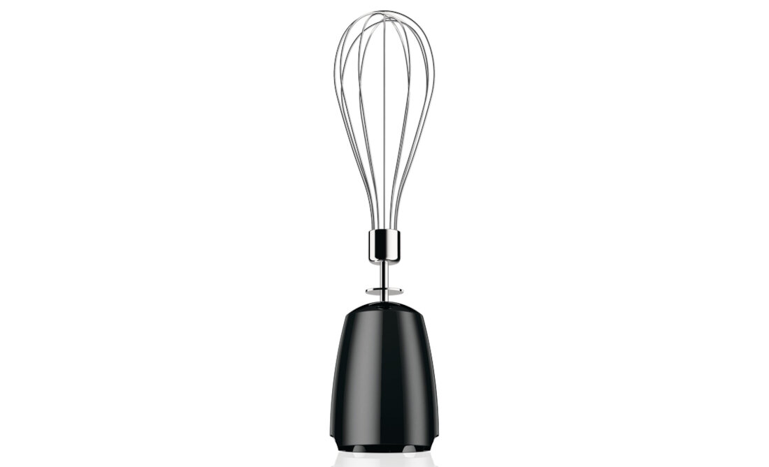 Na obrazie widoczny jest czarny blender z metalową trzepaczką. Urządzenie ma prosty, nowoczesny design.