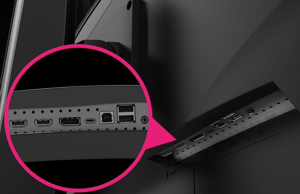 Obraz przedstawia tylny panel monitora z różnymi portami, w tym HDMI, USB i Ethernet. W powiększeniu widać szczegóły portów na ciemnym tle.