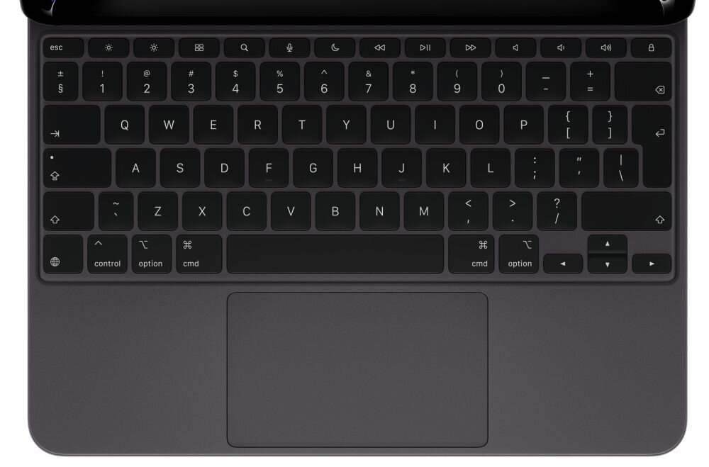 Czarna klawiatura z układem QWERTY, posiada klawisze funkcyjne oraz touchpad poniżej klawiszy. Widoczne są klawisze takie jak \'esc\', \'control\', \'option\', \'cmd\'.