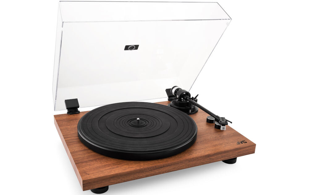 Gramofon z drewnianą podstawą i przezroczystą pokrywą, z widocznym logo JVC. Na gramofonie znajduje się czarny talerz i ramię do odtwarzania płyt.