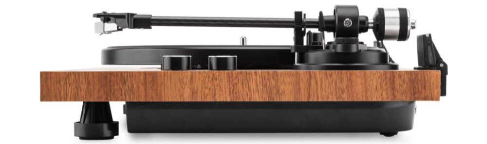 Gramofon z drewnianą obudową i czarnymi elementami, widoczny z boku. Posiada ramię z igłą oraz mechanizm obrotowy.