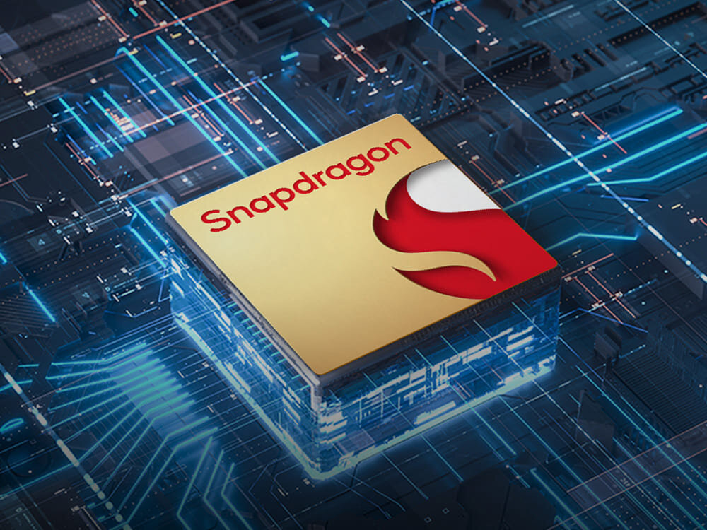 Obraz przedstawia procesor z napisem \'Snapdragon\' na tle schematu elektronicznego z niebieskimi liniami.