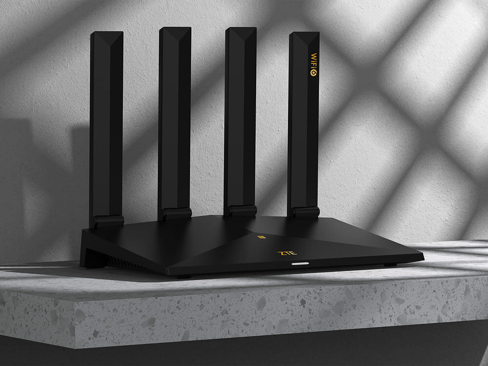 Czarny router z czterema pionowymi antenami, na którym widoczne są napisy \'ZTE\' i \'WiFi\'. Urządzenie stoi na jasnym, kamiennym blacie, a w tle widać cienie kratownicy.