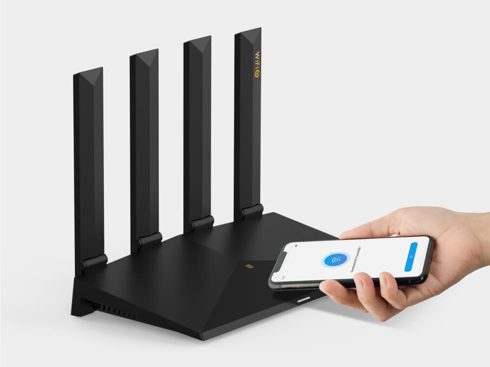 Czarny router z czterema pionowymi antenami, obok którego znajduje się ręka trzymająca smartfon z wyświetlonym symbolem Wi-Fi. Na jednej z anten widoczny jest napis \'WiFi 6\'.