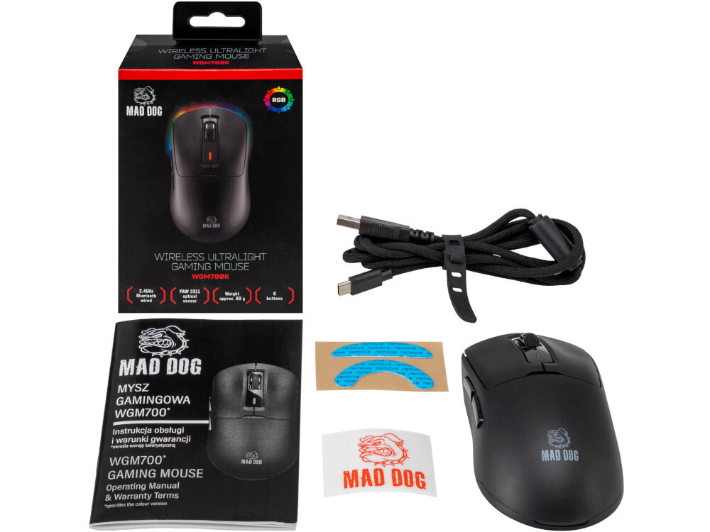 Na obrazie znajduje się czarna mysz gamingowa z logo MAD DOG, opakowanie z napisem \'WIRELESS ULTRALIGHT GAMING MOUSE\', kabel USB, instrukcja obsługi oraz naklejki. Widoczny jest również tekst \'MYSZ GAMINGOWA WGM700\'.