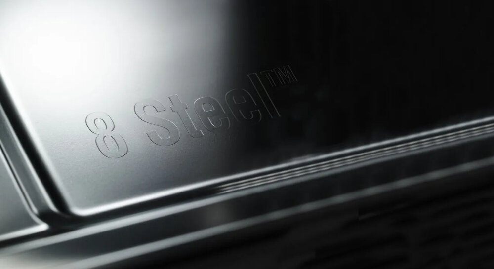ZMYWARKA ASKO DWC6122BIW Zbliżenie na stalowy front urządzenia z oznaczeniem „8 Steel™”. Grafika podkreśla wytrzymałą konstrukcję ze stali nierdzewnej stal nierdzewna stal kwasoodporna trwała konstrukcja odporność na korozję ASKO Professional niezawodność