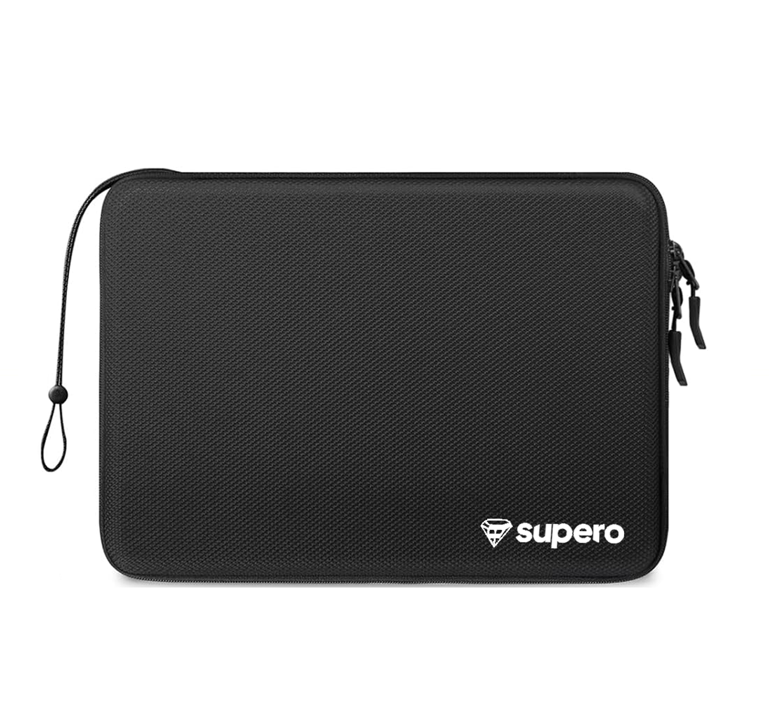 Czarna torba na laptopa z zamkiem błyskawicznym i logo \'supero\' w dolnym rogu. Torba ma teksturowaną powierzchnię i uchwyt na suwak z pętelką.