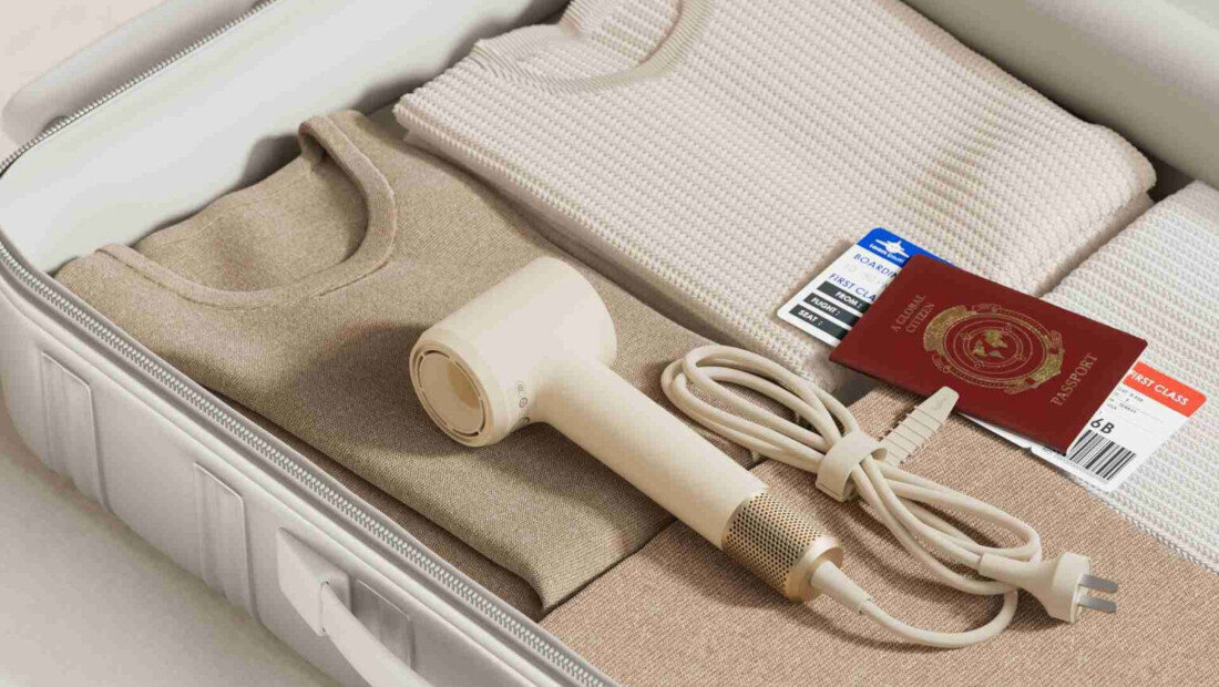 Suszarka LAIFEN Swift Mini Seashell White 1100 W zdjęcie lifestyle Wygodna podczas wyjazdów Przewód o długości 1,8 m w domu, jak i podczas podróży