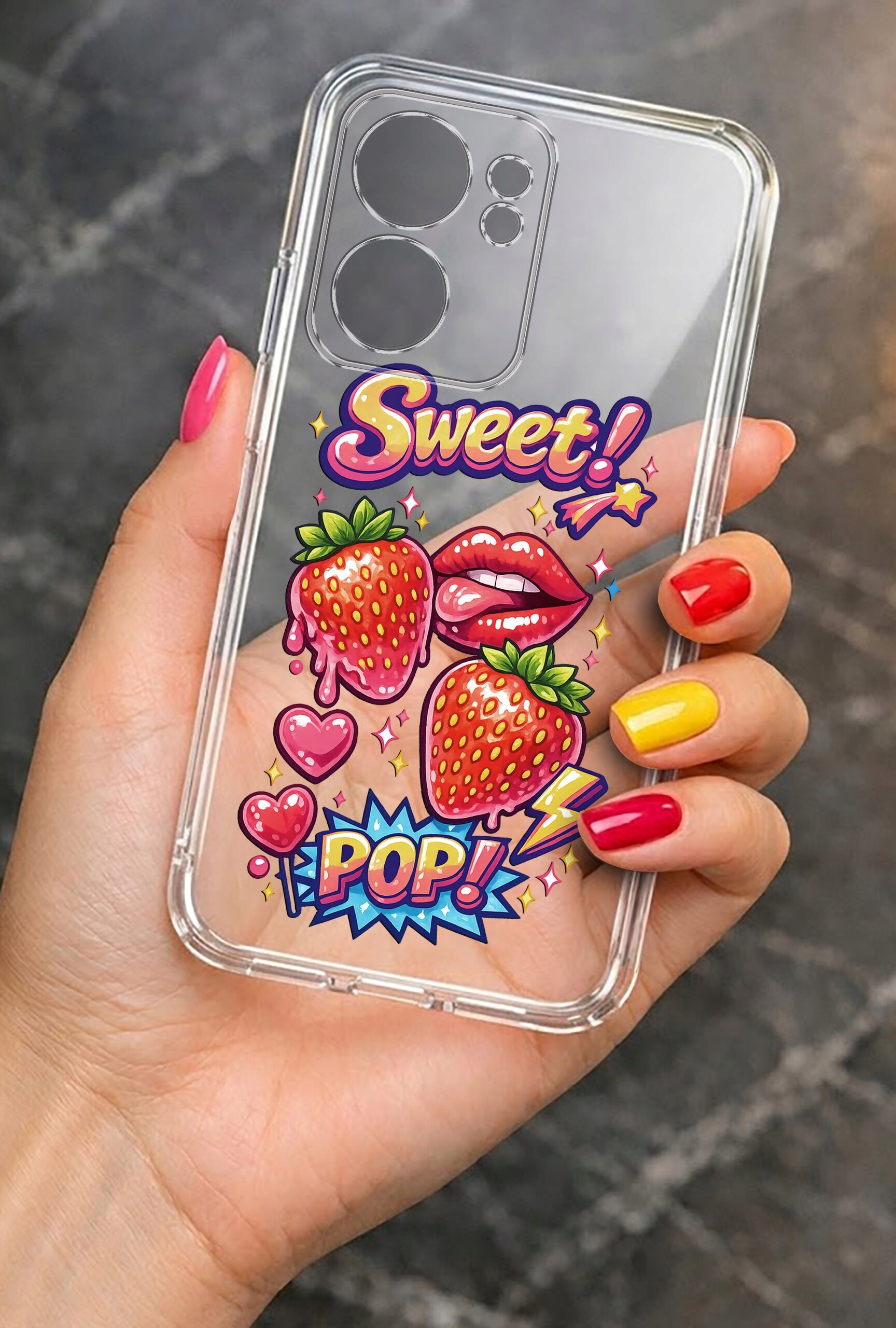 Przezroczyste etui na telefon z kolorowymi grafikami przedstawiającymi truskawki, usta, serca oraz napisy \'Sweet!\' i \'POP!\'.