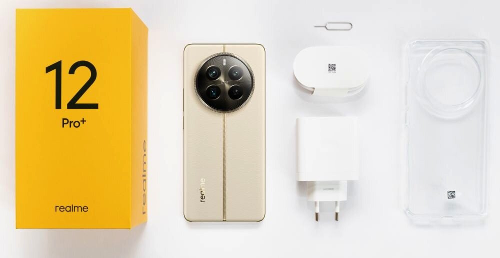 Na obrazie widoczny jest smartfon w kolorze beżowym z dużym okrągłym modułem aparatu, obok znajduje się żółte pudełko z napisem \'12 Pro+\' oraz akcesoria takie jak ładowarka, etui, kabel i narzędzie do wyjmowania karty SIM. Logo \'realme\' jest widoczne na pudełku i telefonie.