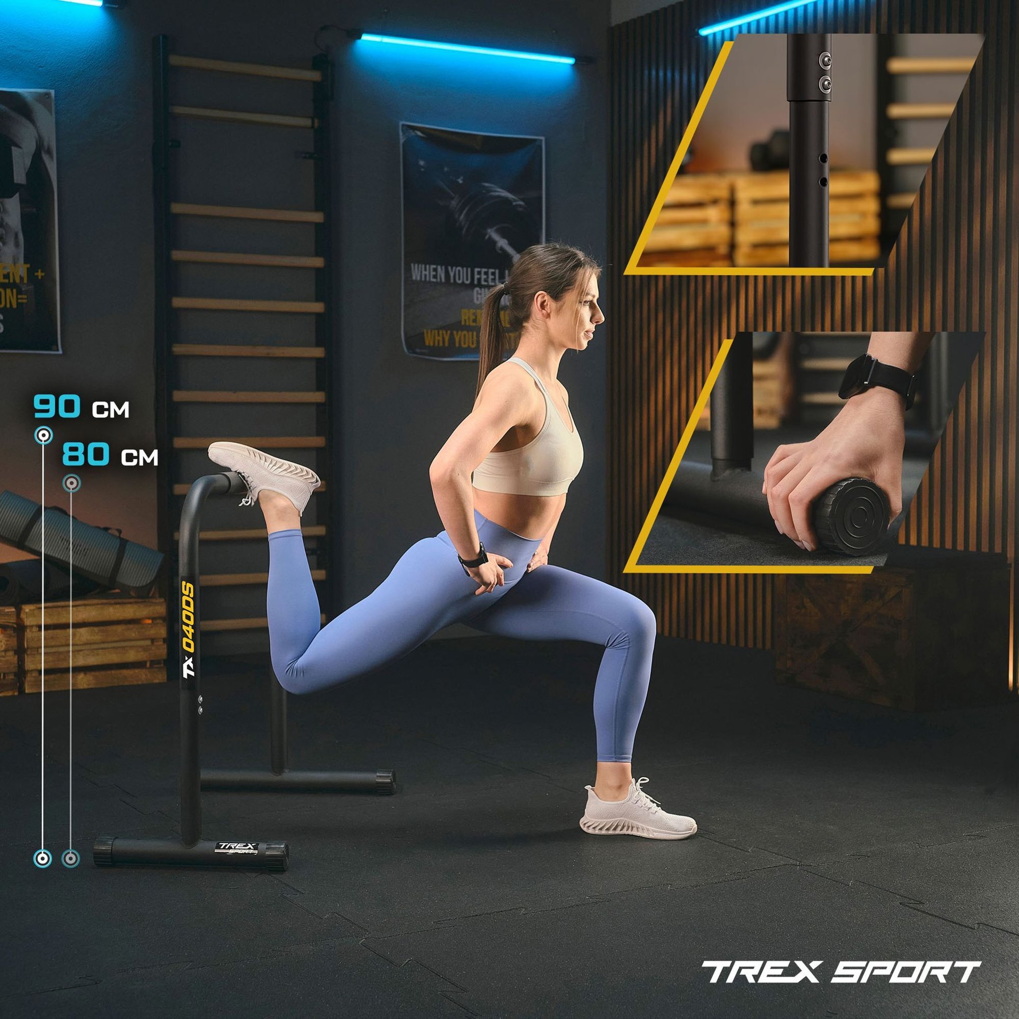 Osoba ćwiczy na czarnych poręczach stacjonarnych TREX SPORT TX-040DS, z widocznymi oznaczeniami wysokości 90 cm i 80 cm. W tle znajdują się plakaty i drabinki gimnastyczne, a w prawym dolnym rogu widoczne jest logo TREX SPORT.