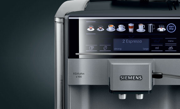 Ekspres do kawy z wyświetlaczem pokazującym różne rodzaje napojów oraz tekst \'2 Espresso\'. Na obudowie widoczne jest logo \'SIEMENS\' oraz napis \'EQ.6 plus s 100\'.