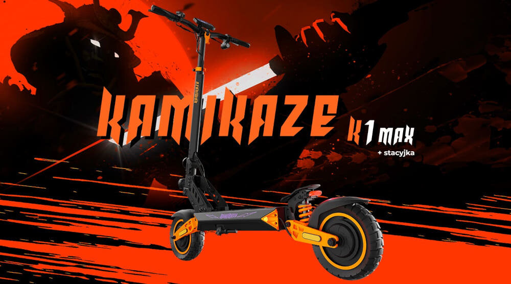 Obraz przedstawia czarną hulajnogę elektryczną z pomarańczowymi elementami na tle dynamicznej grafiki z napisem \'KAMIKAZE K1 MAX + stacyjka\'.
