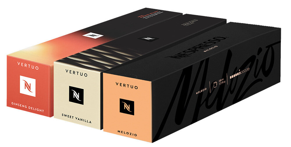 Trzy pudełka z kapsułkami Nespresso Vertuo w różnych kolorach: czerwonym z napisem \'Ginseng Delight\', beżowym z napisem \'Sweet Vanilla\' i czarnym z napisem \'Melozio\'. Każde pudełko ma logo Nespresso na białym tle.