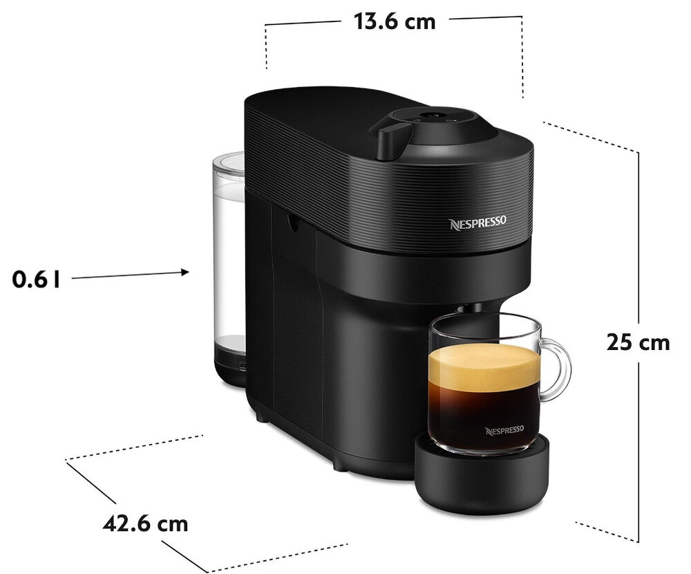 Czarny ekspres do kawy z logo \'Nespresso\' oraz szklanką z kawą na podstawce. Wymiary urządzenia to 13.6 cm szerokości, 25 cm wysokości, 42.6 cm głębokości, a pojemność zbiornika wynosi 0.6 l.