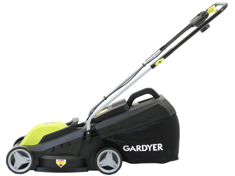 Na obrazie widoczna jest kosiarka elektryczna z napisem \'GARDYER\' na czarnym koszu. Kosiarka ma zielono-czarną obudowę i szare koła.
