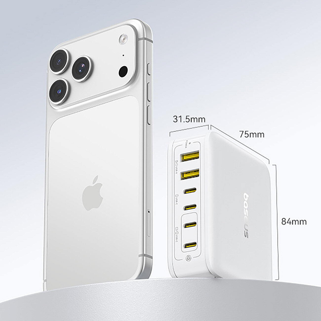 Obraz przedstawia biały telefon z trzema aparatami oraz białą stację ładującą z czterema portami USB-C i dwoma portami USB-A. Na stacji ładującej widoczne są wymiary: 31.5mm, 75mm, 84mm oraz logo \'baseus\'.