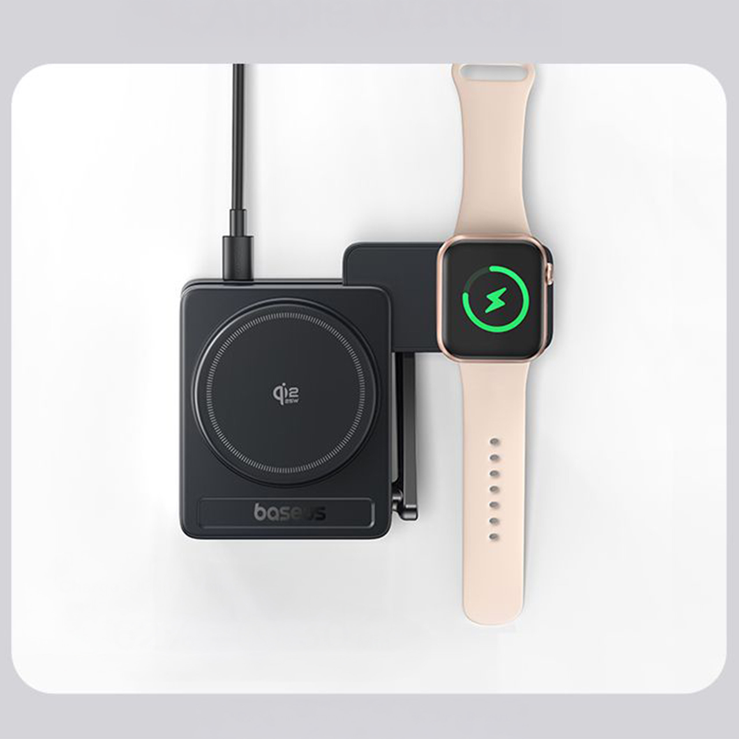 Na obrazie widoczna jest czarna ładowarka indukcyjna z miejscem na zegarek i smartfon, z logo \'qi2\' oraz \'baseus\'. Obok ładowarki znajduje się zegarek z zieloną ikoną ładowania na ekranie.
