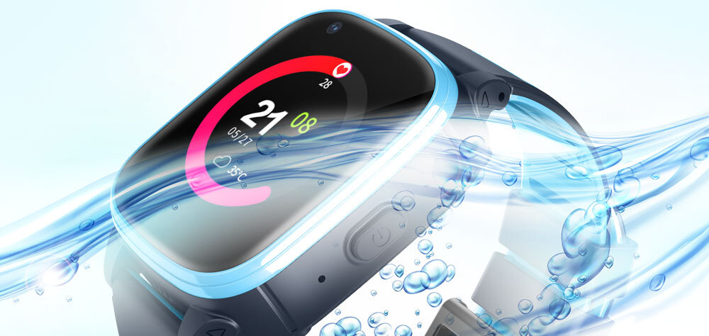 Smartwatch z kolorowym wyświetlaczem pokazującym czas 21:08 oraz ikonę serca, otoczony wodą i bąbelkami. Urządzenie ma niebieską ramkę i ciemny pasek.