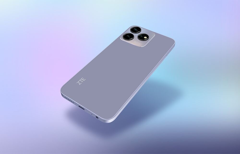 Na obrazie widoczny jest fioletowy smartfon z trzema aparatami w rogu oraz logo ZTE na obudowie. Tło jest gradientowe, w pastelowych kolorach.