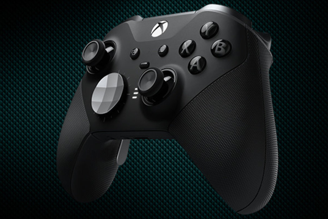 Czarny kontroler do gier z widocznymi przyciskami A, B, X, Y oraz logo Xbox na górze. Kontroler ma teksturowane uchwyty i dwa analogowe drążki.