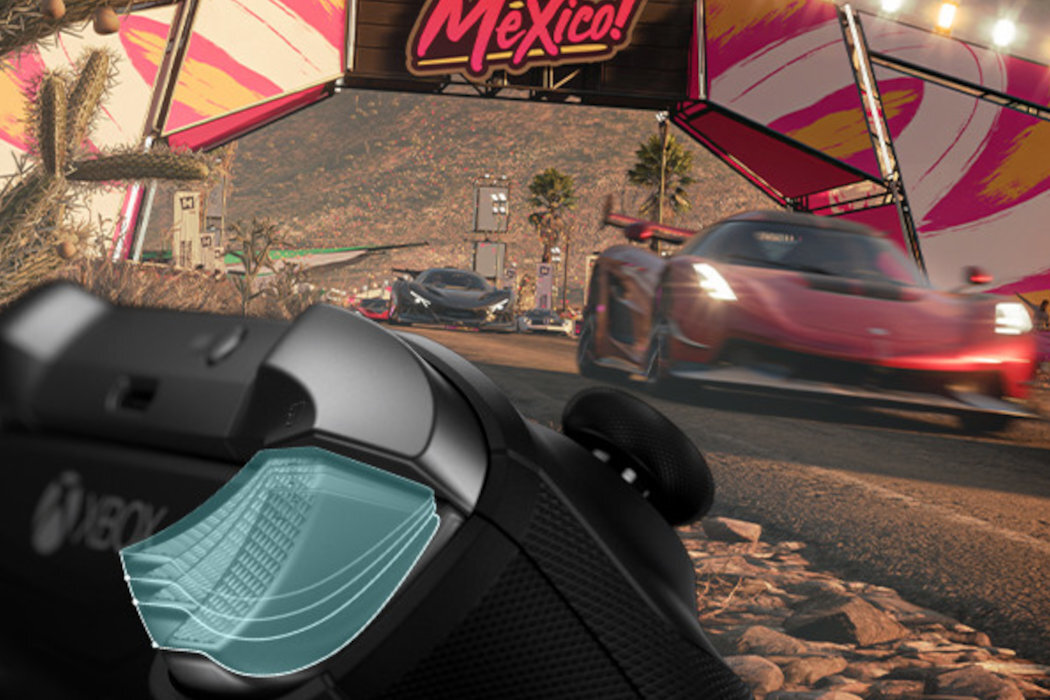 Na pierwszym planie widoczny jest fragment czarnego kontrolera z logo Xbox. W tle znajduje się scena z wyścigu samochodowego z banerem \'Mexico!\' i kilkoma samochodami w ruchu.