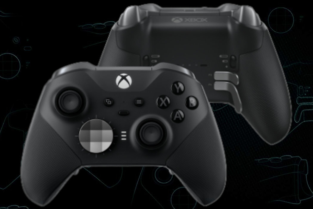 Na obrazie widoczny jest czarny kontroler do gier z logo Xbox, z przodu i z tyłu. Kontroler ma kilka przycisków, w tym krzyżak, gałki analogowe i przyciski oznaczone literami X, Y, A, B.