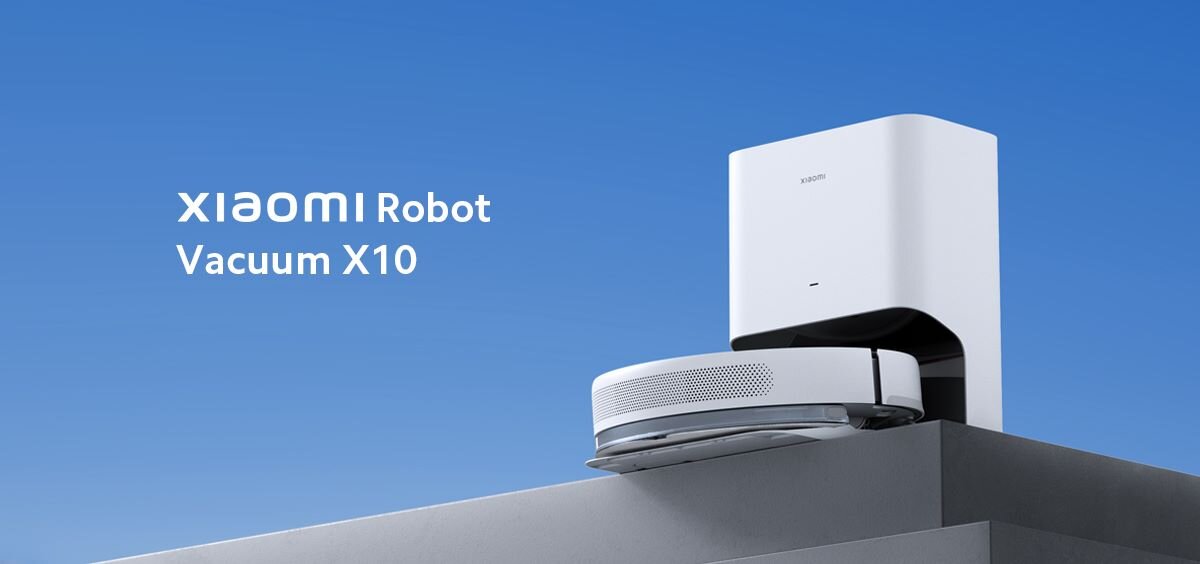 Na tle niebieskiego nieba widoczny jest biały robot sprzątający oraz stacja dokująca. Obok znajduje się tekst: \'XIAOMI Robot Vacuum X10\'.