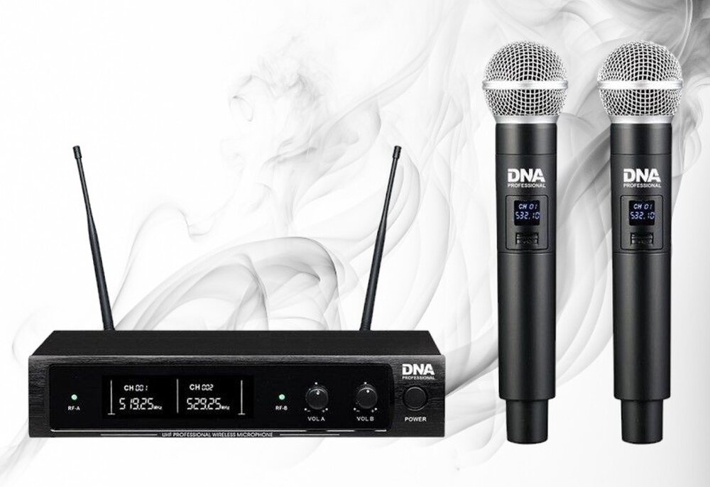 Na obrazie widoczny jest zestaw składający się z dwóch mikrofonów bezprzewodowych oraz odbiornika z logo \'DNA Professional\'. Na wyświetlaczach mikrofonów i odbiornika widoczne są częstotliwości: 518.25 MHz i 529.25 MHz.