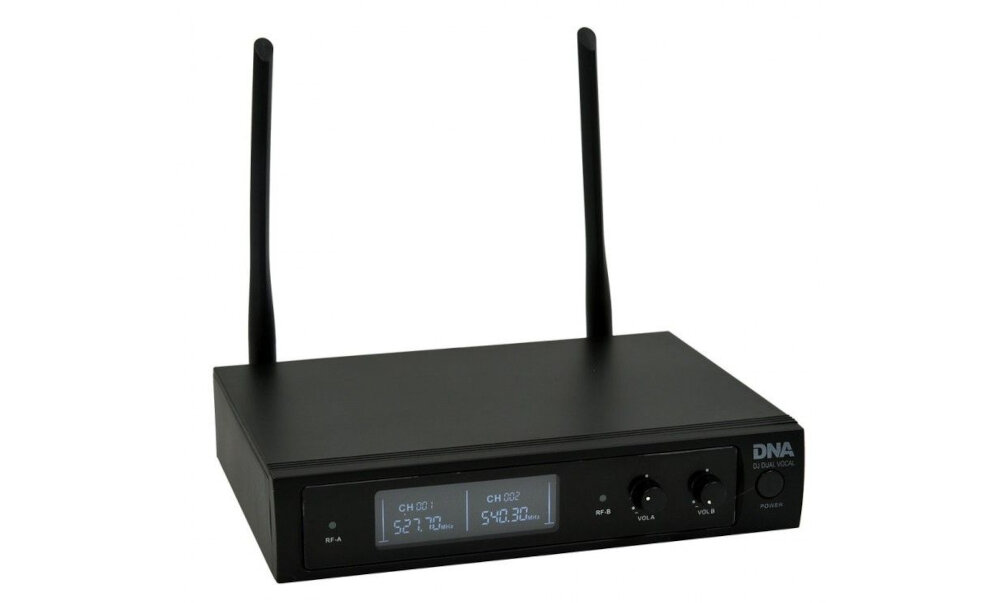 Czarny odbiornik z dwoma antenami, wyświetlaczem pokazującym częstotliwości 527.7 MHz i 540.3 MHz oraz logo \'DNA DJ Dual Vocal\'.