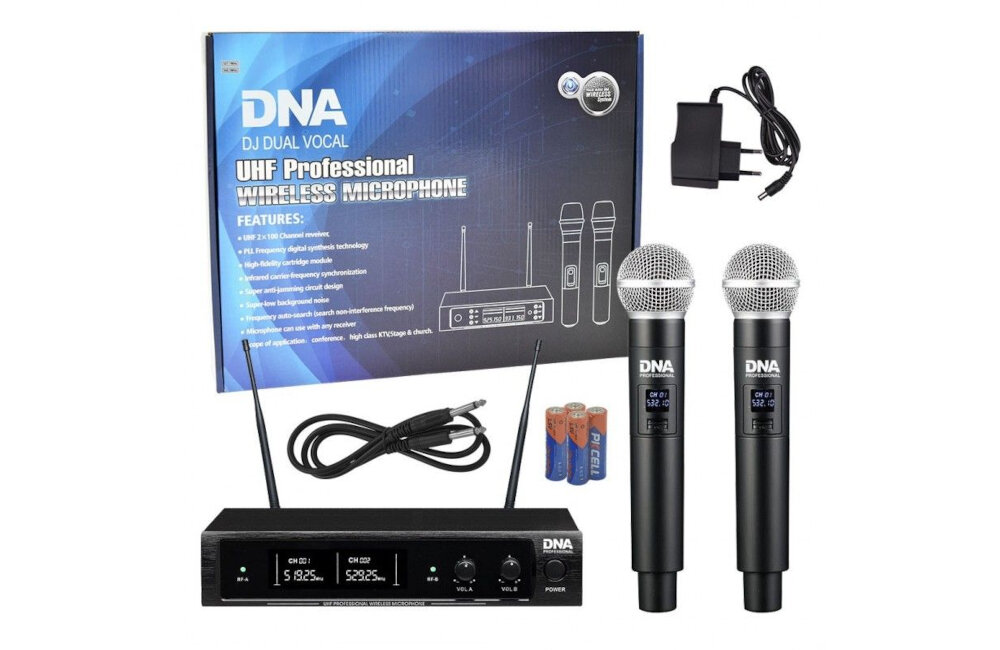 Zestaw zawiera dwa mikrofony bezprzewodowe, odbiornik, kabel, zasilacz oraz baterie. Na opakowaniu widnieje napis: \'DNA DJ Dual Vocal UHF Professional Wireless Microphone\'.