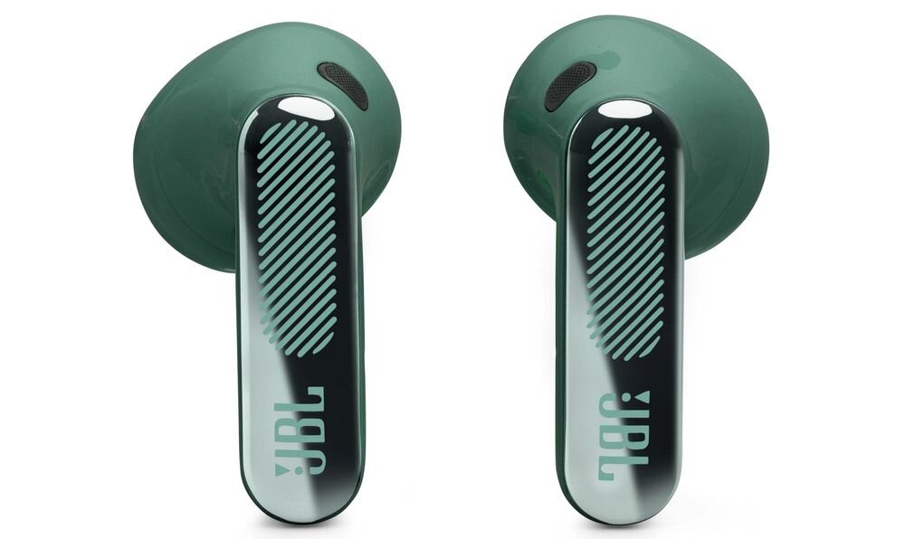 Zielone słuchawki douszne z logo JBL na błyszczącej powierzchni. Mają nowoczesny design z pionowymi liniami na obudowie.