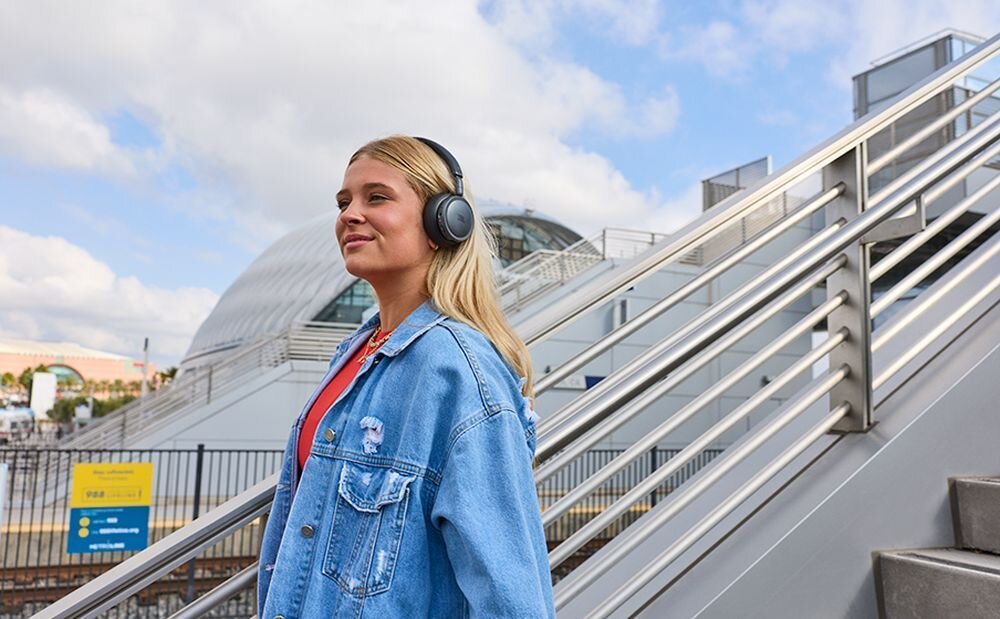 Słuchawki nauszne JBL Live 680NC ANC True Adaptive Noise Cancelling 2.0 redukcja hałasu, osoba z założonymi słuchawkami nausznymi