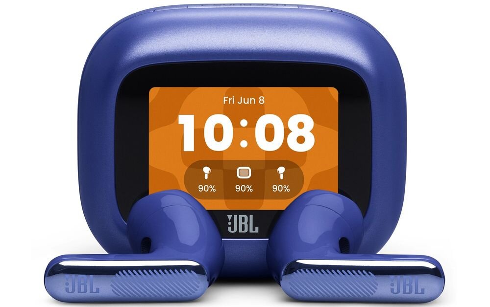 Na obrazie widoczne są niebieskie słuchawki douszne oraz etui z wyświetlaczem pokazującym datę \'Fri Jun 8\' i godzinę \'10:08\'. Logo \'JBL\' znajduje się na etui oraz na słuchawkach.