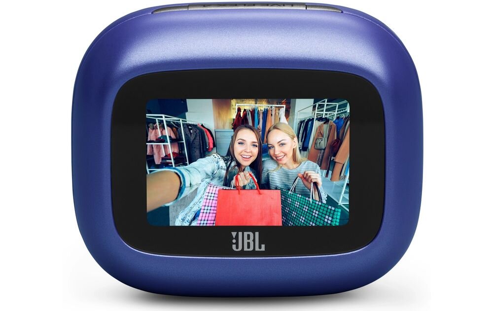 Niebieskie etui z wyświetlaczem, na którym widać dwie osoby trzymające torby na zakupy. Na etui znajduje się logo \'JBL\'.